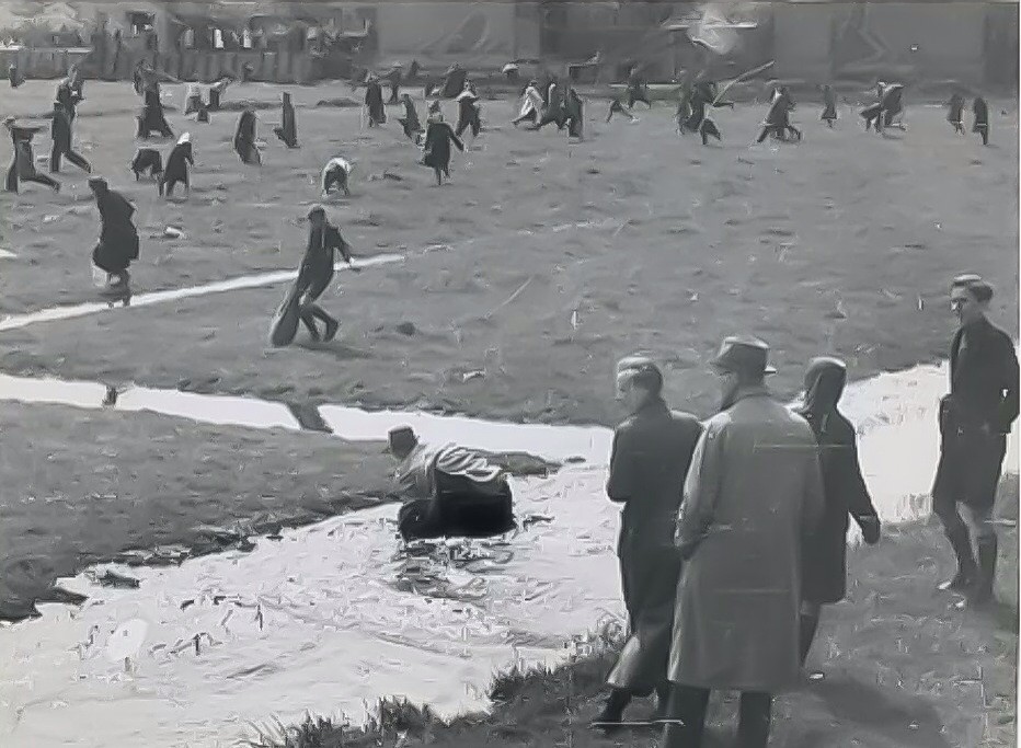 Voedseldropping boven Ypenburg tijdens de Tweede Wereldoorlog. april 1945