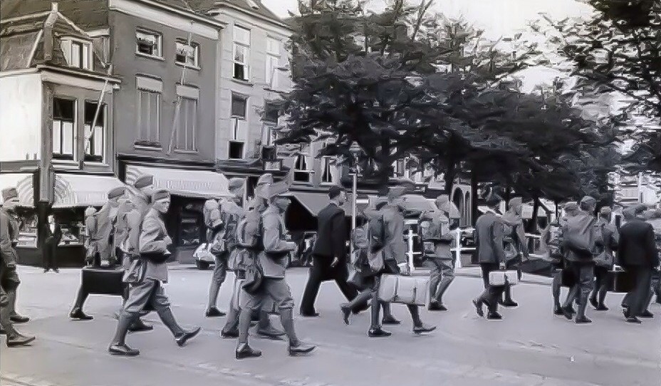 Mobilisatie vlak voor het begin van de Tweede Wereldoorlog. Soldaten lopen via de Binnenwatersloot naar de Markt. 1939