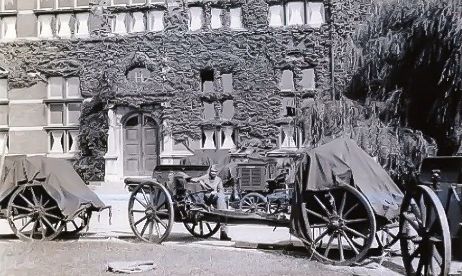 Mobilisatie vlak voor het begin van de Tweede Wereldoorlog. Materieel bij de Bibliotheek van de Technische Hogeschool aan de Doelenstraat.1939