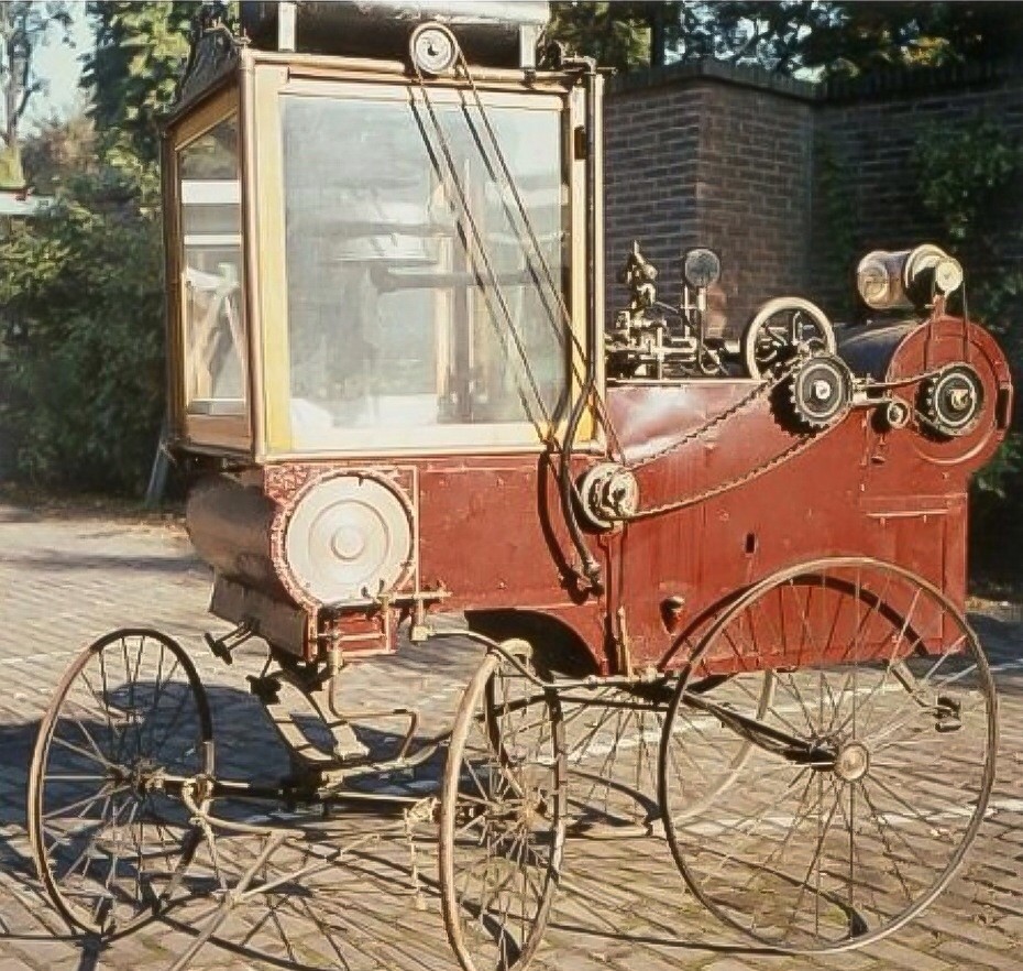 Wagen voor geroosterde pinda's van Calvé uit circa 1900. De wagen staat buiten opgesteld. 1960