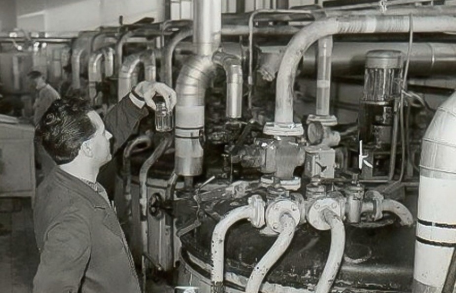 Monsterneming uit raffinageketel in de Calvéfabriek aan de Wateringseweg. 1960