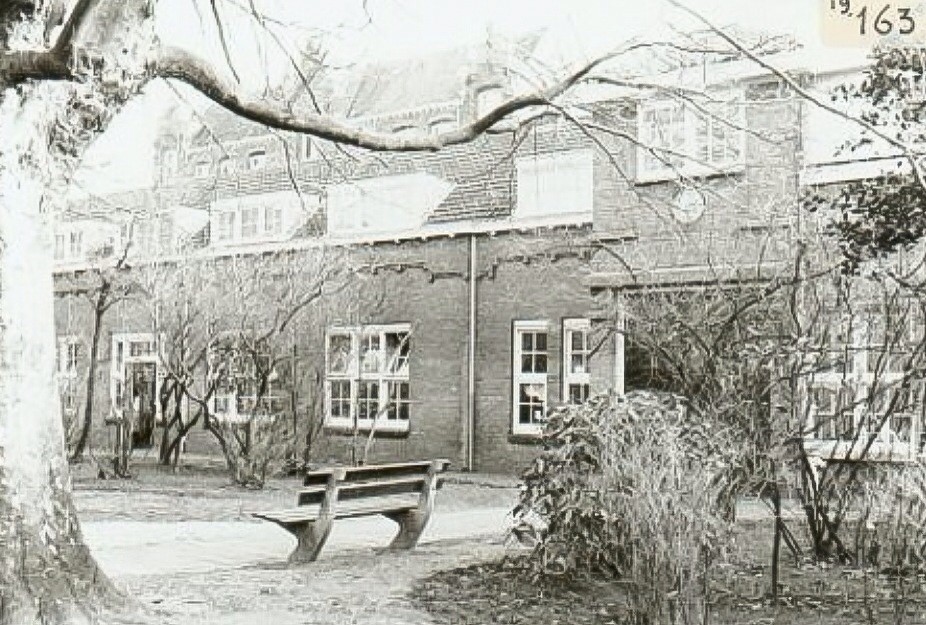 1974, Eén van de gebouwen van het Sint Joris Gasthuis op het terrein tussen het Koningsplein, Annastraat en de Geerweg. De gebouwen zijn gesloopt in 1983.