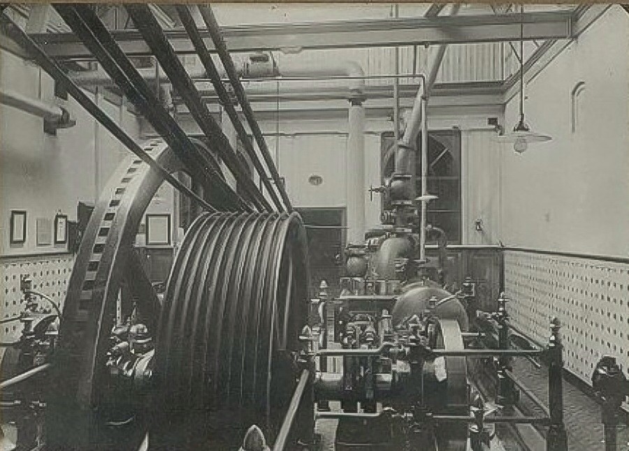 Het vliegrad in de machinekamer van Calvé aan de Wateringseweg. 1900