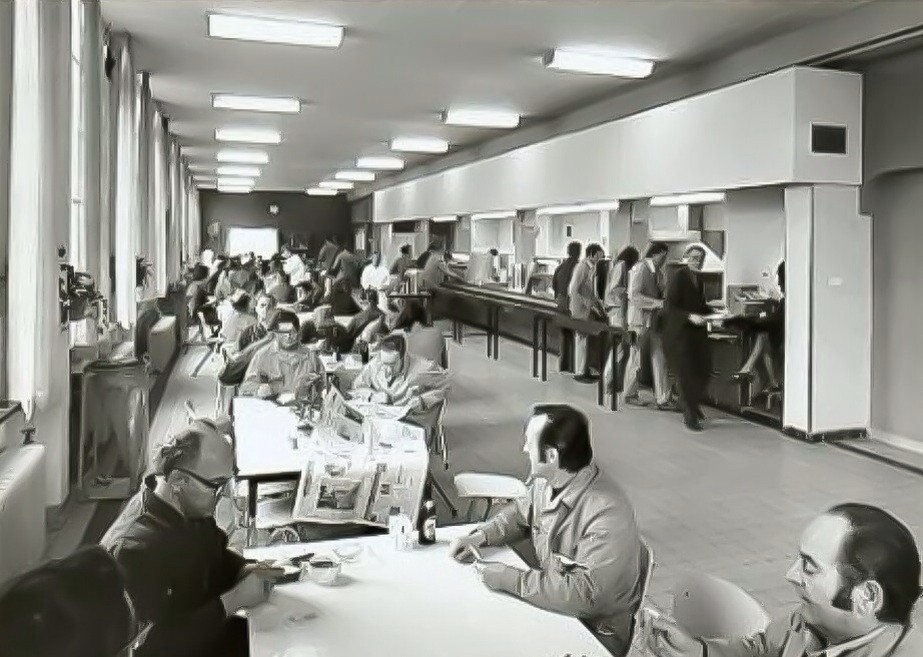 Personeel in de kantine van de Calvéfabrieken aan de Wateringseweg, 1975