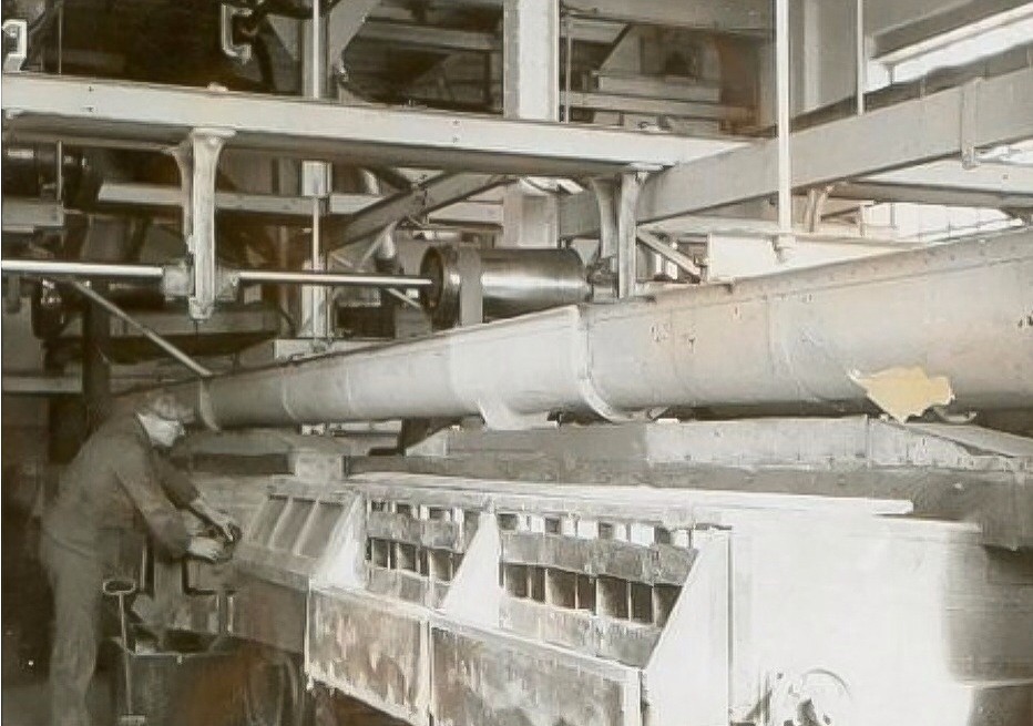 Interieur van de Calvéfabriek aan de Wateringseweg met de stenenlezer om ongerechtigheden uit de noten te halen voor het persen.  1980