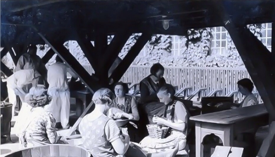 Mobilisatie vlak voor het begin van de Tweede Wereldoorlog. Vrouwen schillen aardappels voor de gaarkeuken bij de Bibliotheek van de Technische Hogeschool aan de Doelenstraat. 1939