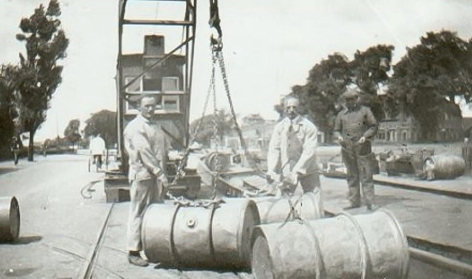 Transport van slaolietonnen aan de Wateringseweg ten behoeve van de Calvé fabrieken aan de Wateringseweg met in het midden de heer Van Leeuwen. 1928