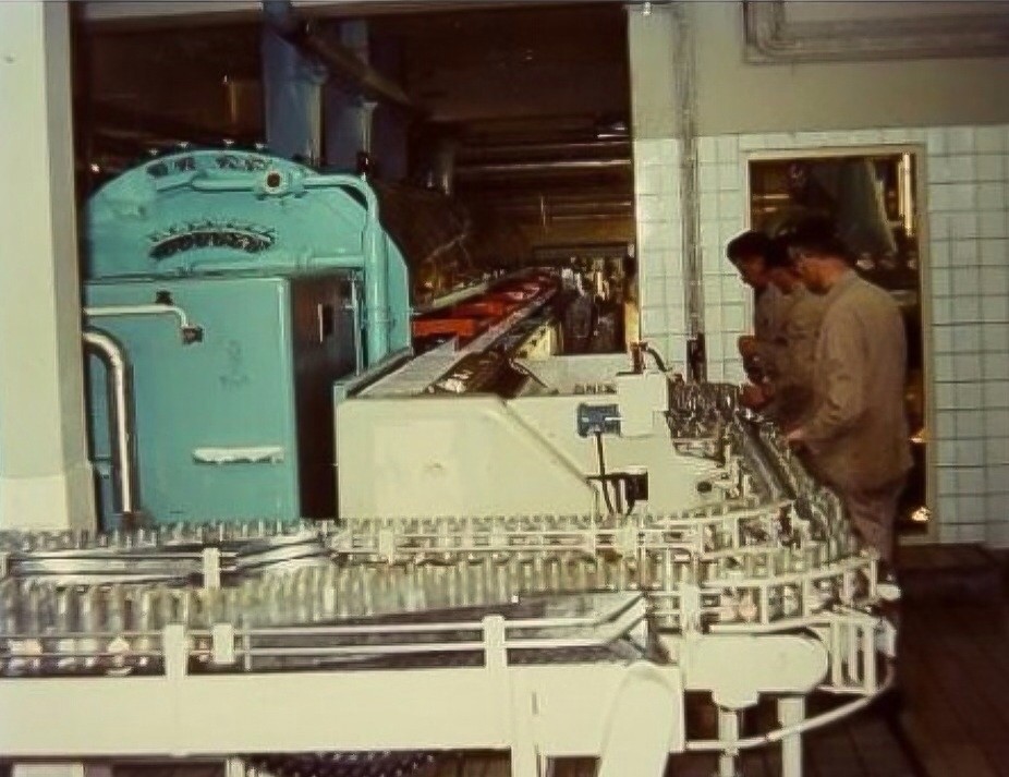 Medewerkers aan de lopende band in de Calvéfabrieken aan de Wateringseweg, 1975