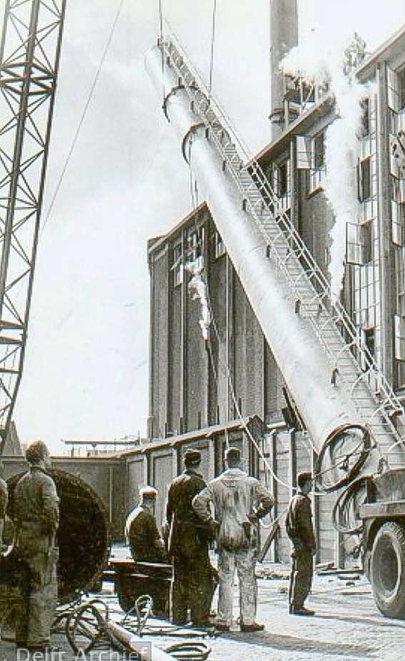 Het plaatsen van een nieuwe schoorsteen op het ketelhuis van Calvé aan de Wateringseweg. 1963