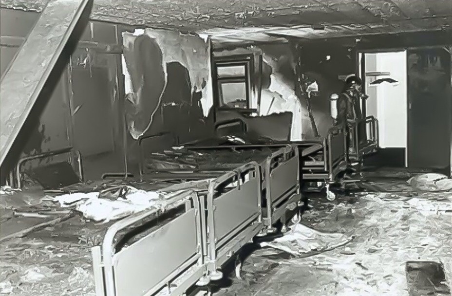Schade in het beddenhuis van het Sint Hippolytus ziekenhuis na de brand van 25 januari 1985. 