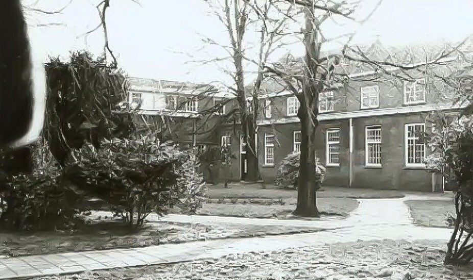 1974, Eén van de gebouwen van het Sint Joris Gasthuis op het terrein tussen het Koningsplein, Annastraat en de Geerweg. De gebouwen zijn gesloopt in 1983.