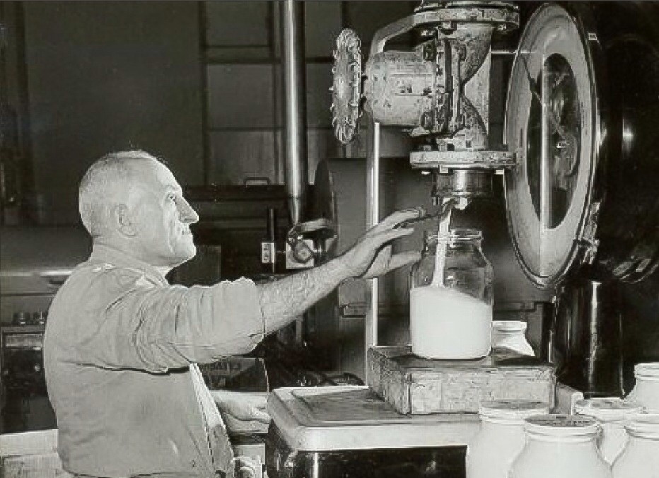 Medewerker aan de mayonaisetapmachine in Calvégebouw uit 1950 aan de Wateringseweg, 1965