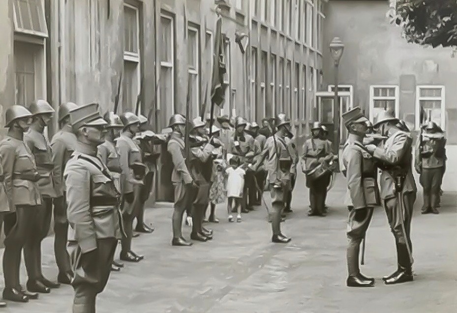 Luitenant-Kolonel L.A.C. de Bock, commandant van het 15e Regiment Infanterie reikt adjudant P. van 't Hof de gouden medaille uit voor 36 jaar dienst. De plechtigheid vond plaats op het Sint Agathaplein.  5 juli 1939. 