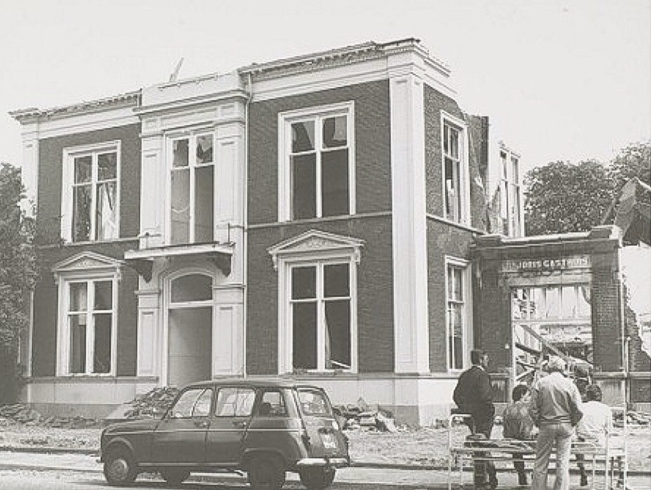 Sloop van het Sint Joris Gasthuis aan het Koningsplein. 1983