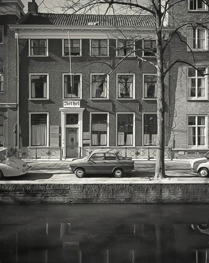 Tuinzijde van het pand van ziekenhuis Bethel aan de Oude Delft 209-213, kinderafdeling, 1950