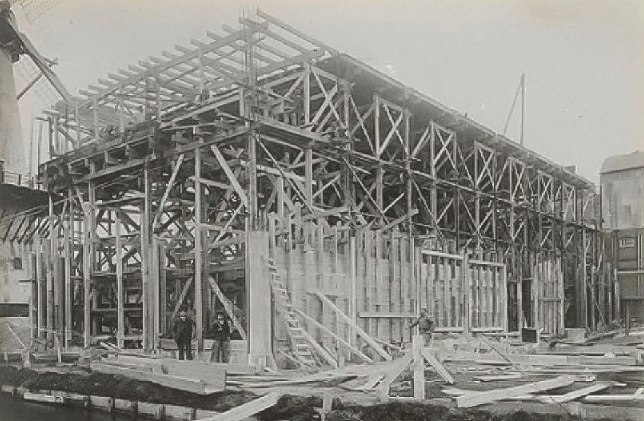 Moniergebouw op het terrein van de Calvéfabrieken aan de Wateringseweg ingestort. Het gebouw verrees op een terrein dat in 1902 door Calvé was verworven. Op 5 april 1905 is het gebouw omgewaaid. Na herbouw deed het dienst als oliemagazijn 3, tankgebouw en
