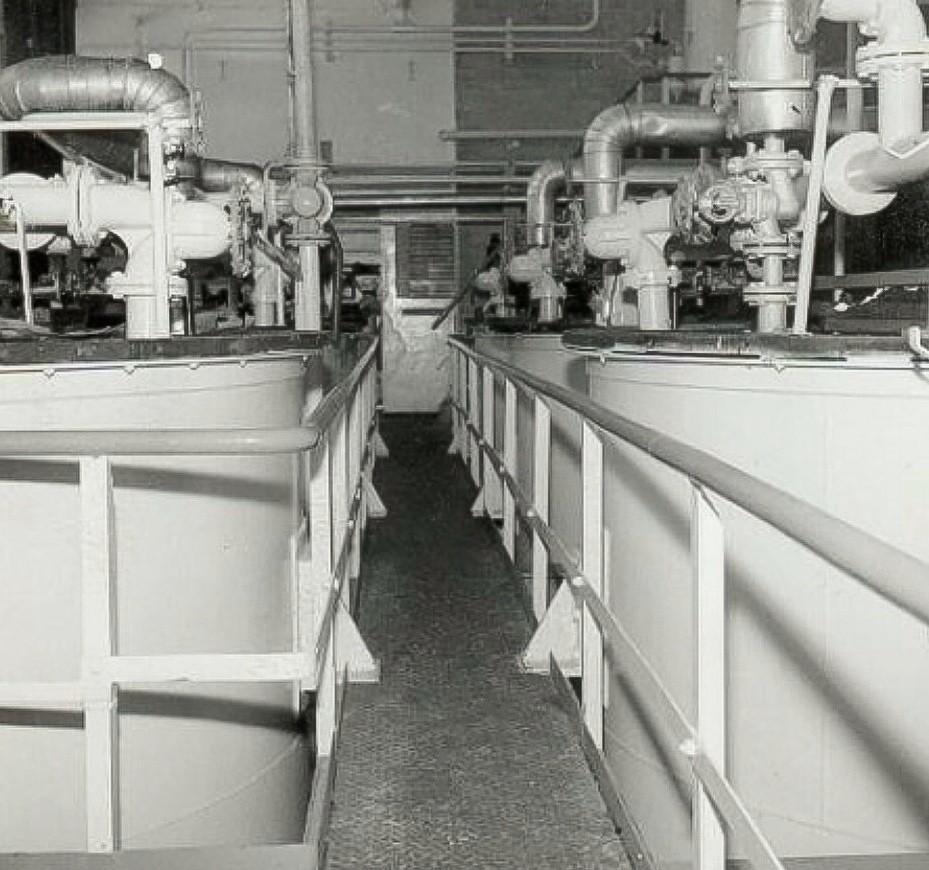 De vetzuurketels in de nieuwe raffinageafdeling van Calvé aan de Wateringseweg, 1960