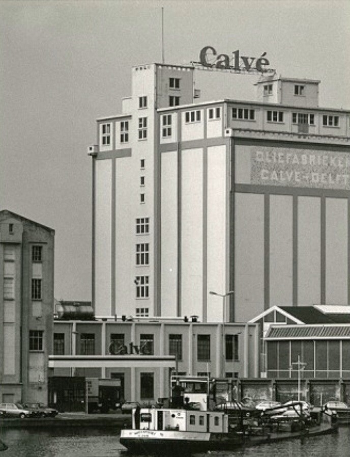 Silo van de Calvé fabrieken aan de Wateringseweg, gesloopt in 1995.