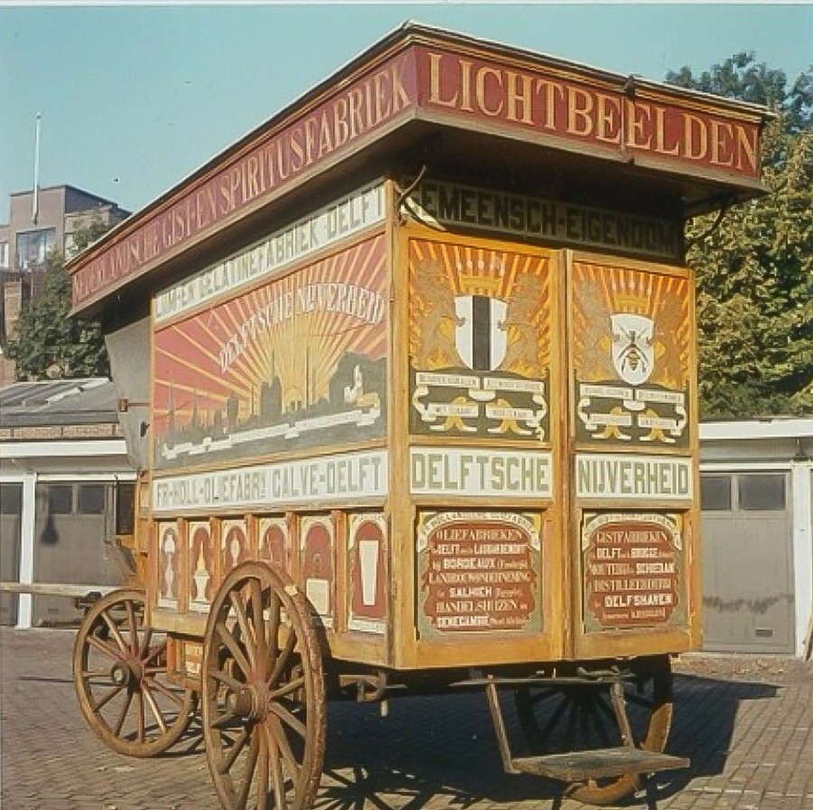 Wagen voor geroosterde pinda's van Calvé uit circa 1900. De wagen staat buiten opgesteld. 1960