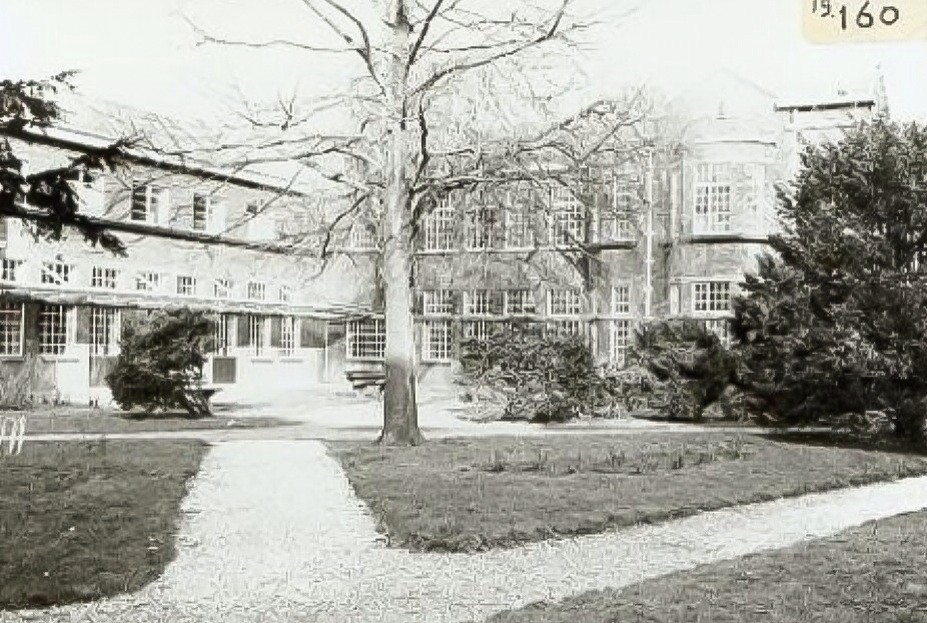 1974, Eén van de gebouwen van het Sint Joris Gasthuis op het terrein tussen het Koningsplein, Annastraat en de Geerweg. De gebouwen zijn gesloopt in 1983.