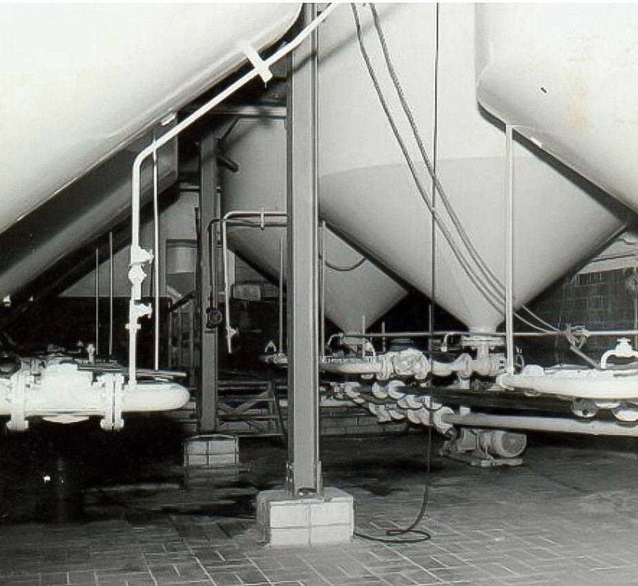 Vetzuurketels van de nieuwe raffinageafdeling van Calvé aan de Wateringseweg, 1960