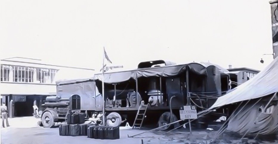 Wasserij van de Canadese militairen bij de Bibliotheek van de Technische Hogeschool aan de Doelenstraat aan het eind van de Tweede Wereldoorlog. 1945