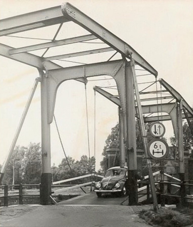 Kolenhavenbrug aan de Wateringseweg. Meer gebruikelijke, maar onofficiële namen zijn Calvébruggetje en Kippebruggetje. Het bruggetje is in 1913 gebouwd over de ingang van de toen gegraven Calvéhaven. 1968