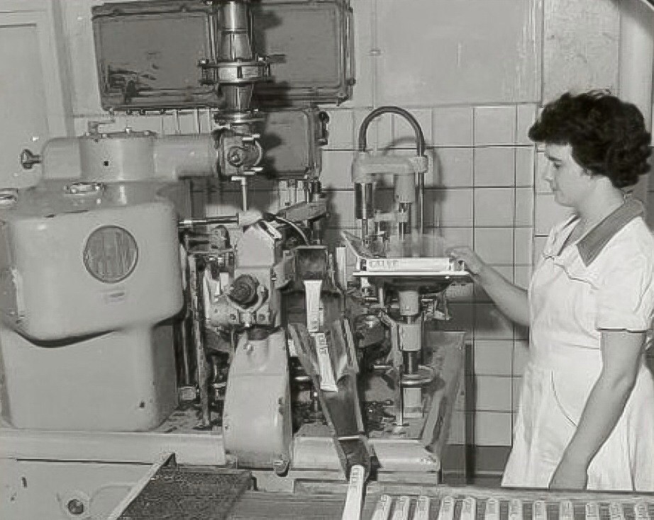 Medewerker van de Calvéfabrieken aan de Wateringseweg aan de slasausvulmachine, 1965
