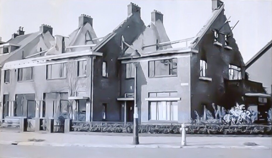 Door de Duitsers in brand gestoken huizen aan de Spoorsingel hoek Ruys de Beerenbrouckstraat aan het eind van de Tweede Wereldoorlog. 1945