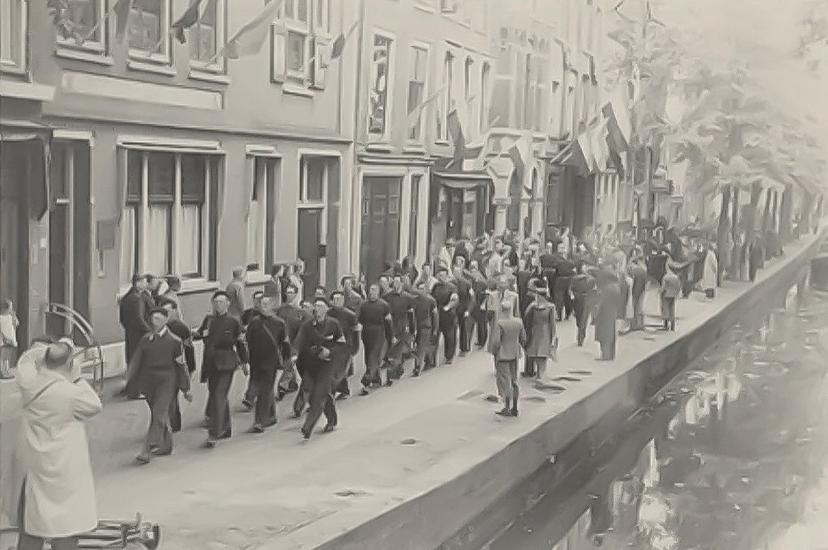 Militaire optocht op de Koornmarkt tijdens de Tweede Wereldoorlog.Koornmarkt 1945