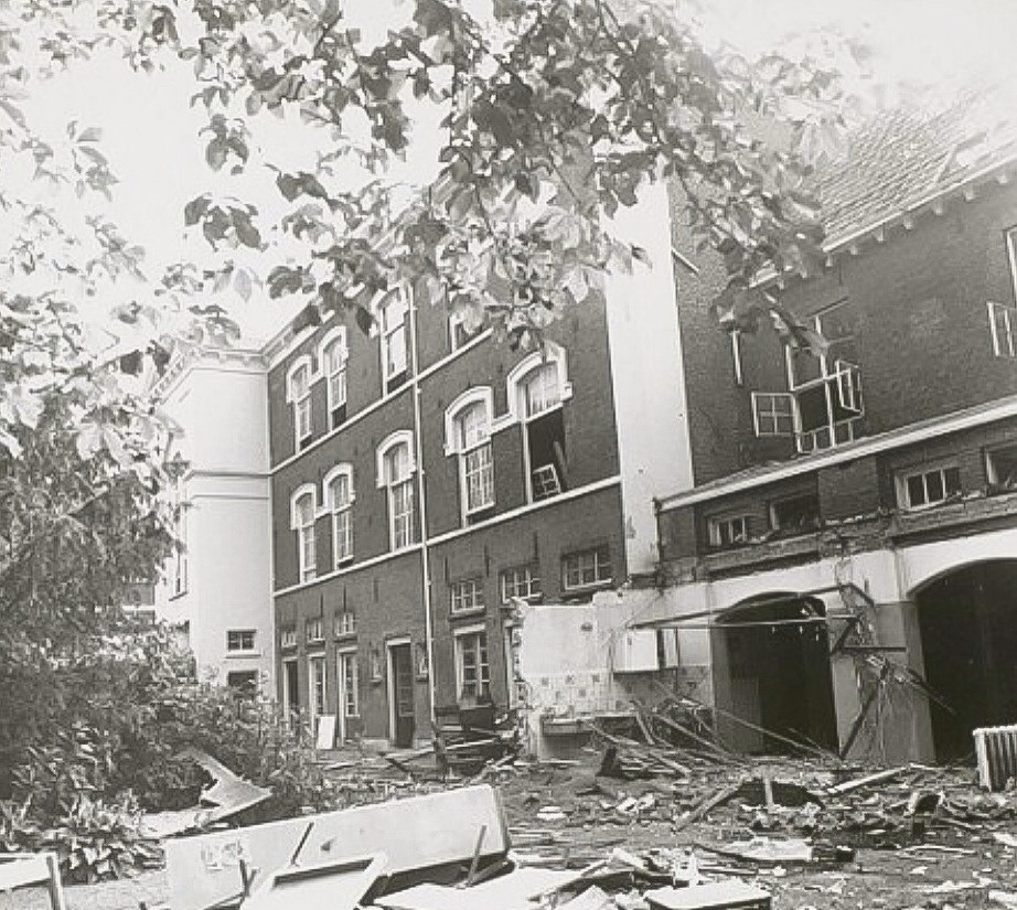 Sloop van het Sint Joris Gasthuis aan het Koningsplein. 1983