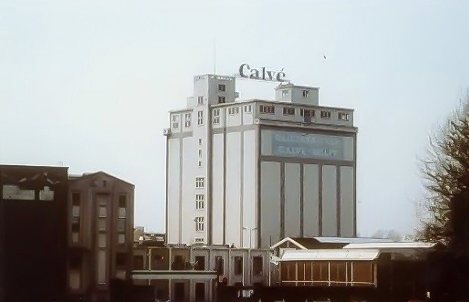 De silo van de Calvéfabriek (gesloopt eind 1995) aan de Wateringseweg. 1990