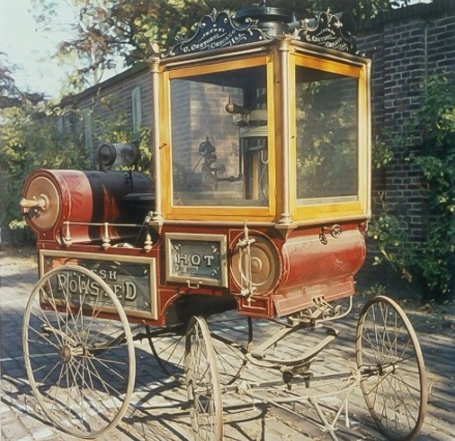 Wagen voor geroosterde pinda's van Calvé uit circa 1900. De wagen staat buiten opgesteld. 1960