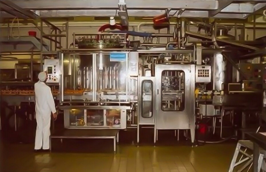 Medewerker Calvé bedient machine in de Calvéfabrieken aan de Wateringseweg, 2001