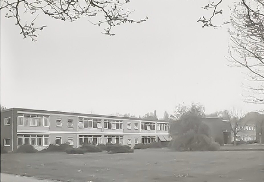 Hoofdgebouw van het Sint Jorisgasthuis aan de Sint Jorisweg. 1985