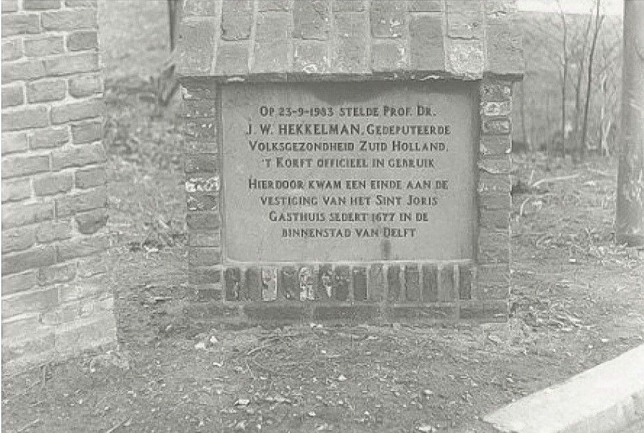Herdenkingssteen in de tuin van het Sint Joris Gasthuis aan de Sint Jorisweg. Tekst: Op 23 september 1983 stelde Professor dr. J.W. Hekkelman, Gedeputeerde Volksgezondheid Zuid Holland 'T Korft officieel in gebruik. Hierdoor kwam een einde aan de vestigin