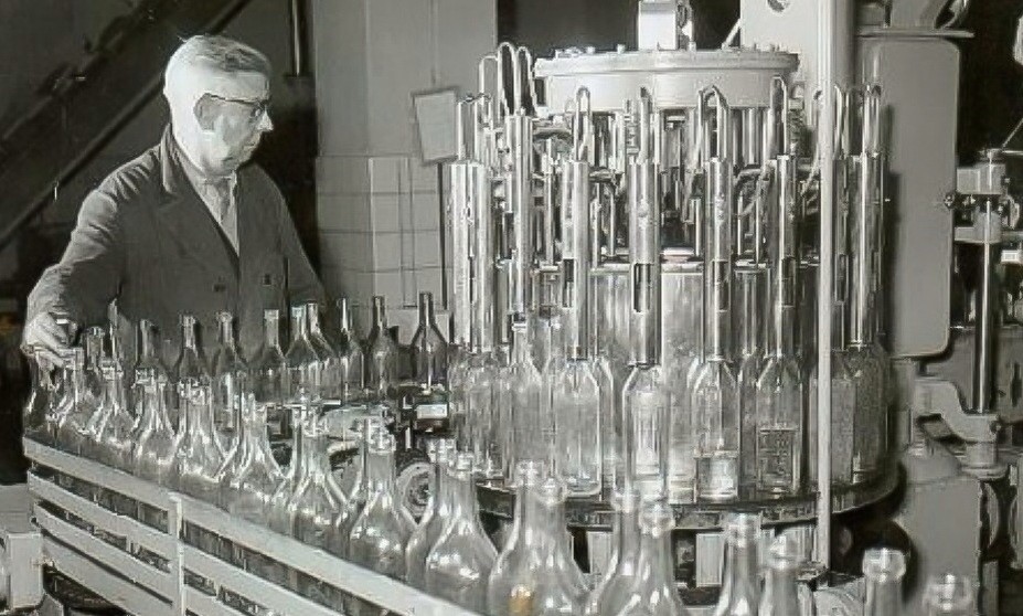 Medewerker aan de flessentapmachine bij de Calvéfabriek aan de Wateringseweg, circa 1960