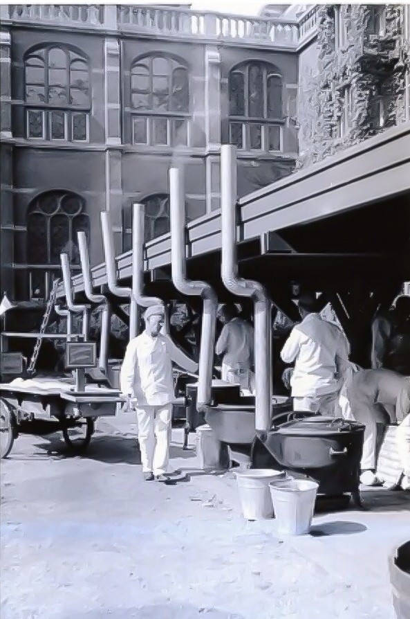 Mobilisatie vlak voor het begin van de Tweede Wereldoorlog. Gaarkeuken bij de Biliotheek van de Technische Hogeschool aan de Doelenstraat. 1939