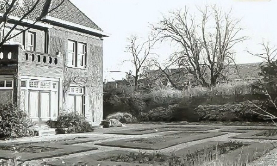 1974, Eén van de gebouwen van het Sint Joris Gasthuis op het terrein tussen het Koningsplein, Annastraat en de Geerweg. De gebouwen zijn gesloopt in 1983.