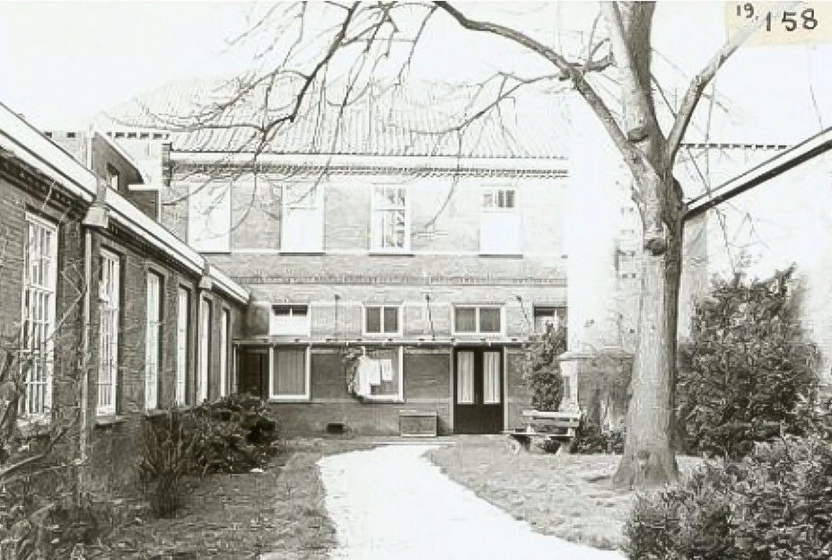 1974, Eén van de gebouwen van het Sint Joris Gasthuis op het terrein tussen het Koningsplein, Annastraat en de Geerweg. De gebouwen zijn gesloopt in 1983.