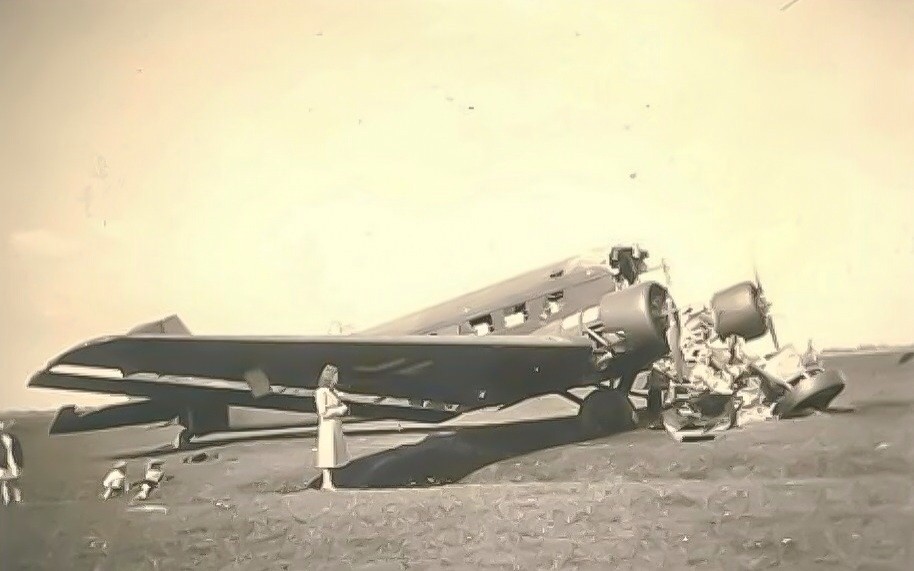 Neergestort Duits vliegtuig vlak bij Delft tijdens de Tweede Wereldoorlog. 1940