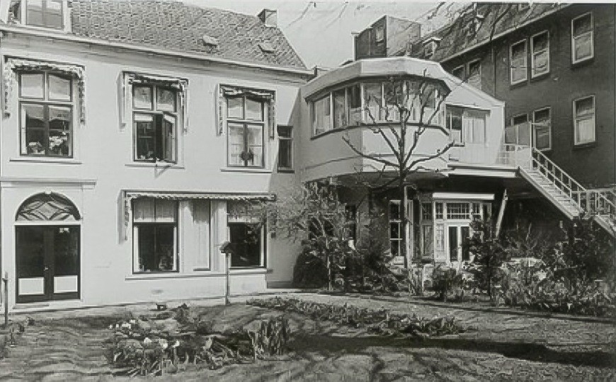 Tuinzijde van het pand van ziekenhuis Bethel aan de Oude Delft 209-213, kinderafdeling, 1950