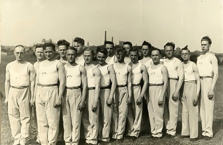 Gymnastiekvereniging Sparta met 8e van links Jacobus van der Kooij. Locatie Agnetapark? 1939