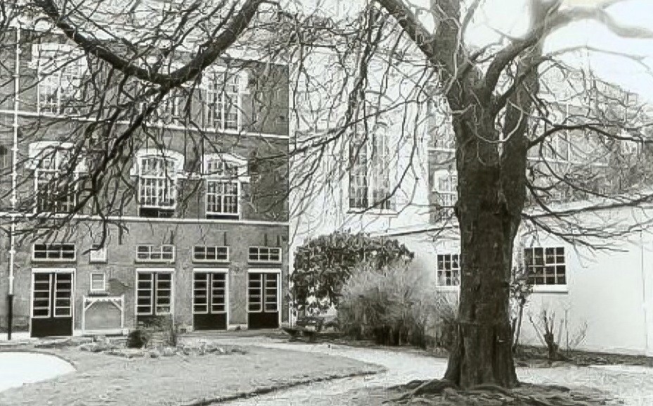 1974, Eén van de gebouwen van het Sint Joris Gasthuis op het terrein tussen het Koningsplein, Annastraat en de Geerweg. De gebouwen zijn gesloopt in 1983.