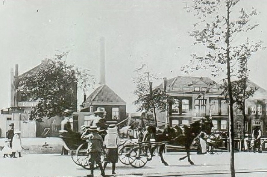 Een gedeelte van distilleerderij "De Ooijevaar" op het terrein van de Calvéfabrieken aan de Wateringseweg ter hoogte van het huidige kantoorgebouw. 1890
