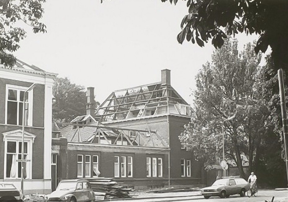 Sloop van het Sint Joris Gasthuis aan het Koningsplein. 1983