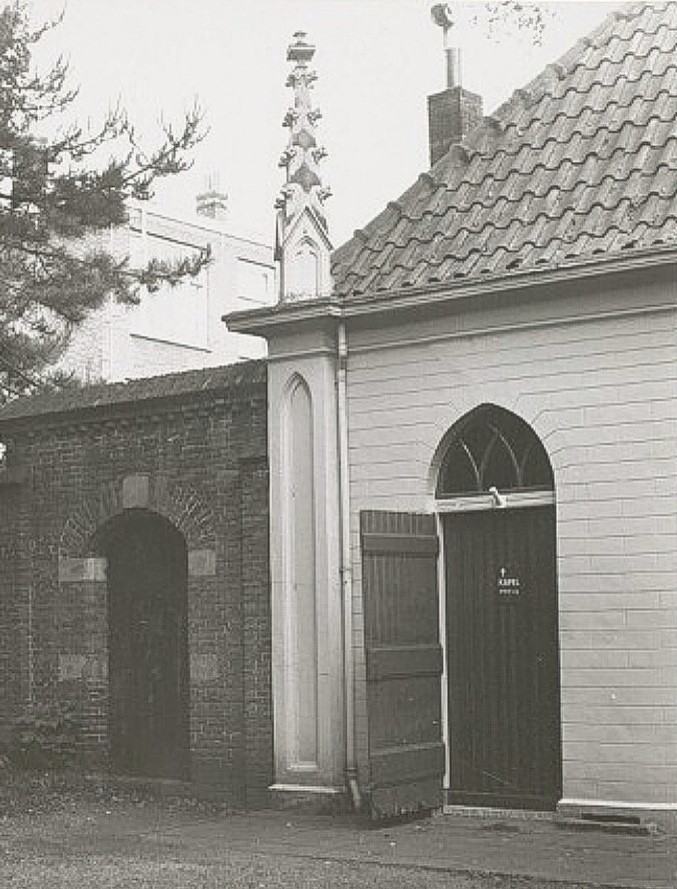 Ingang van de kapel van het binnengesticht van het Sint Joris Gasthuis aan het Koningsplein. 1983