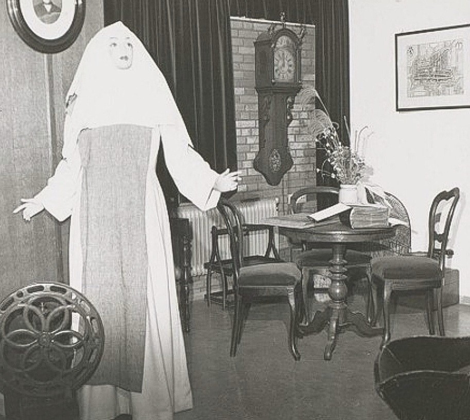 Interieur van het museum van het Sint Jorisgasthuis aan de Sint Jorisweg. Het buitengesticht van het Sint Jorisgasthuis (tot aan het eind van de 19de eeuw was dit Gasthuis in z'n geheel aan de Geerweg gevestigd).  1985