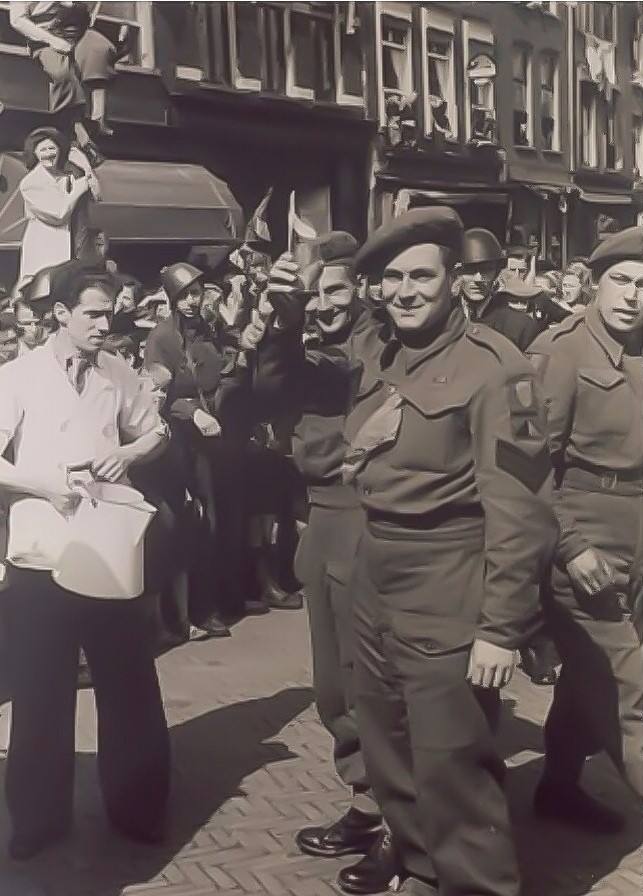Engelse soldaten op de Markt tijdens de bevrijding van Delft na de Tweede Wereldoorlog. Op de voorgrond Harry Carr. 8 mei 1945