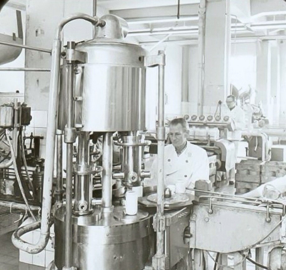Medewerkers aan de lopende band in de Calvéfabrieken aan de Wateringseweg, 1965
